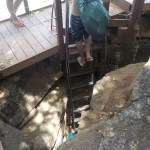 Acesso por dentro da rocha para praia do Sancho