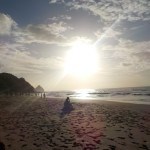 Praia do Boldró, a espera para ver o pessoal do projeto Tamar soltar  as tartarugas