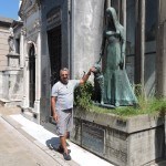 Toque no focinho desse cachorro que traz sorte