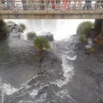 A passarela passa por cima das quedas
