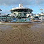 O balanço do navio a noite joga água fora da piscina.