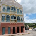 Casarão de 3 andares construído em rochas e óleo de baleia. Fundado 1922