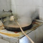 O cheiro do melaço no tacho para fazer rapadura é convidativo