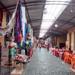 De um lado roupas e redes do outro, restaurantes e bares