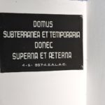 Casa subterrânea e temporária até acima e eterna